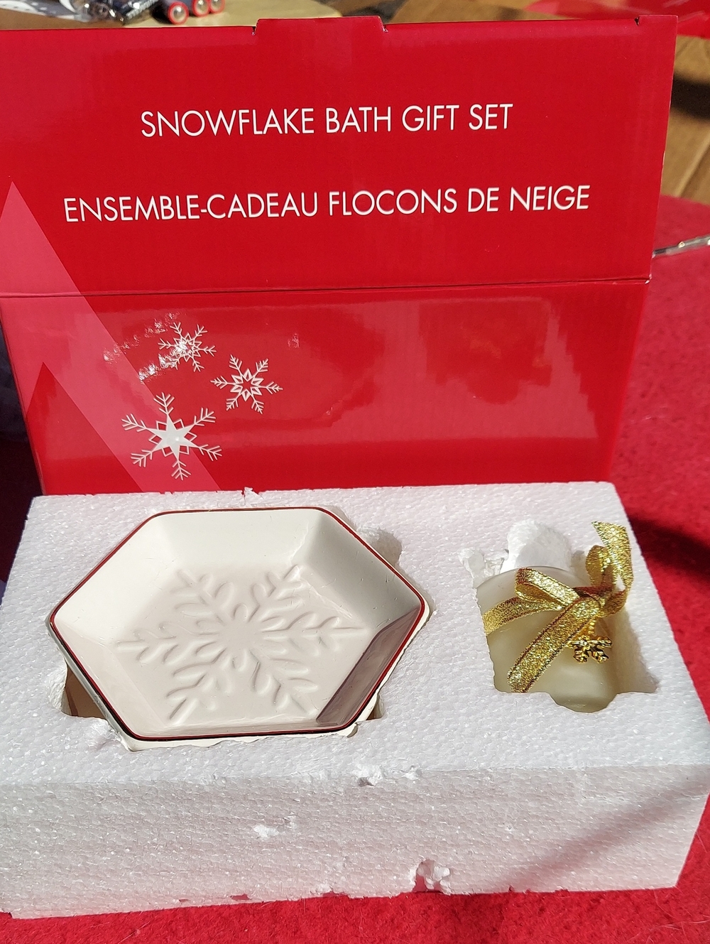 Avon Snowflake Bath Gift Set - White & Gold